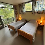 Hébergement de vacances Domaine Heyen - Lakefront With Spacious Garden